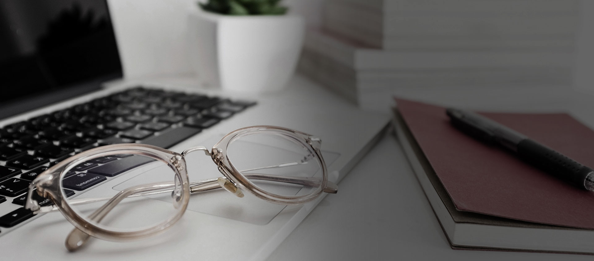 Обязали устранить дефекты и взыскали компенсацию морального вреда с подрядчика